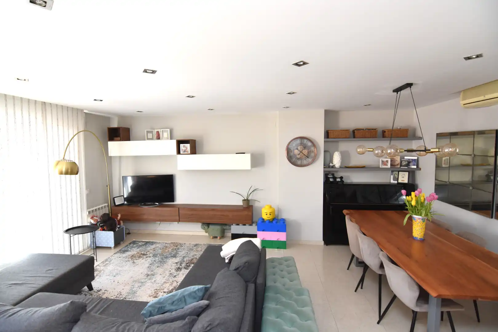 Sala de estar de Casa adosada en venta en Calella con Aire acondicionado, Calefacción y Jardín privado