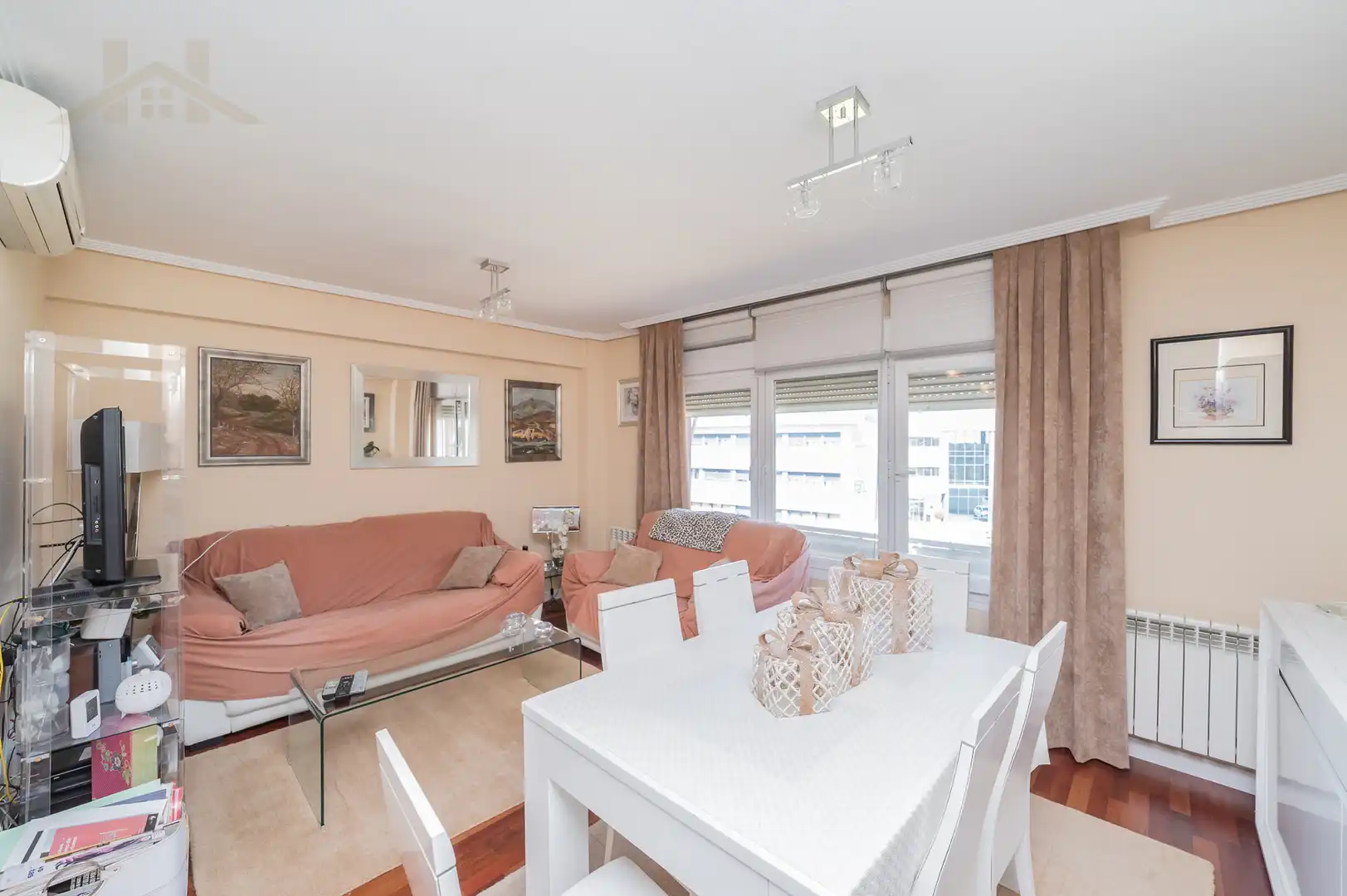 Sala de estar de Dúplex en venta en Torrelodones con Aire acondicionado, Calefacción y Jardín privado
