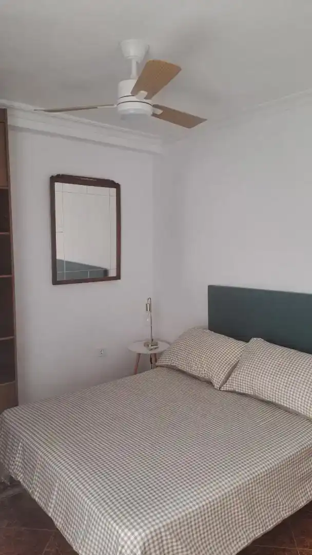 Schlafzimmer von Wohnung zur Miete in Sevilla mit Klimaanlage, Privatgarten und Möbliert