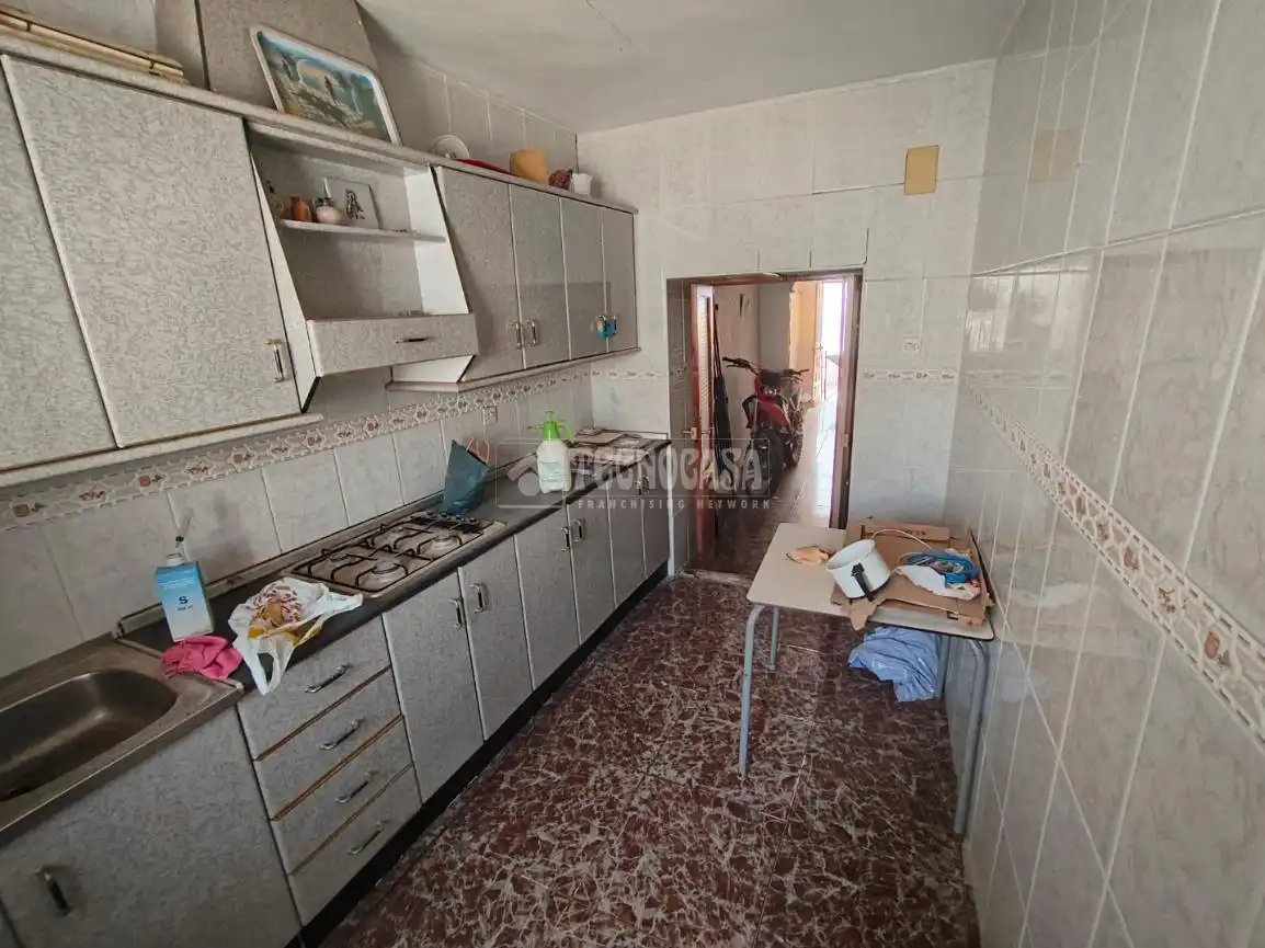 Cuina de Casa adosada en venda en Mengíbar amb Terrassa