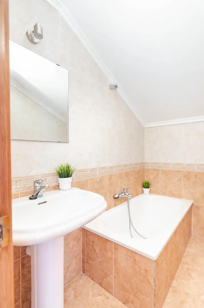 Badezimmer von Dachboden zum Verkauf in Teverga mit Heizung, Abstellraum und Möbliert
