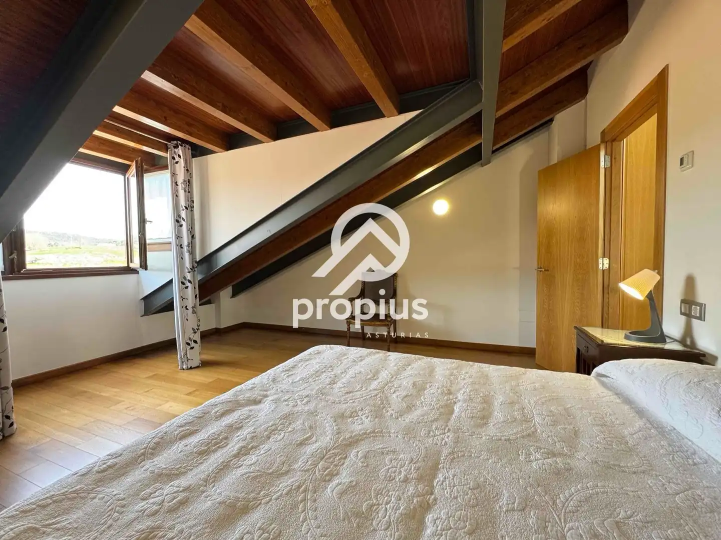 Schlafzimmer von Einfamilien-Reihenhaus zum Verkauf in Llanes mit Heizung und Möbliert