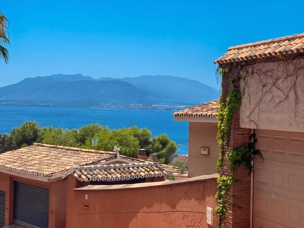 Vista exterior de Casa o xalet en venda en Málaga amb Aire condicionat, Jardí privat i Terrassa
