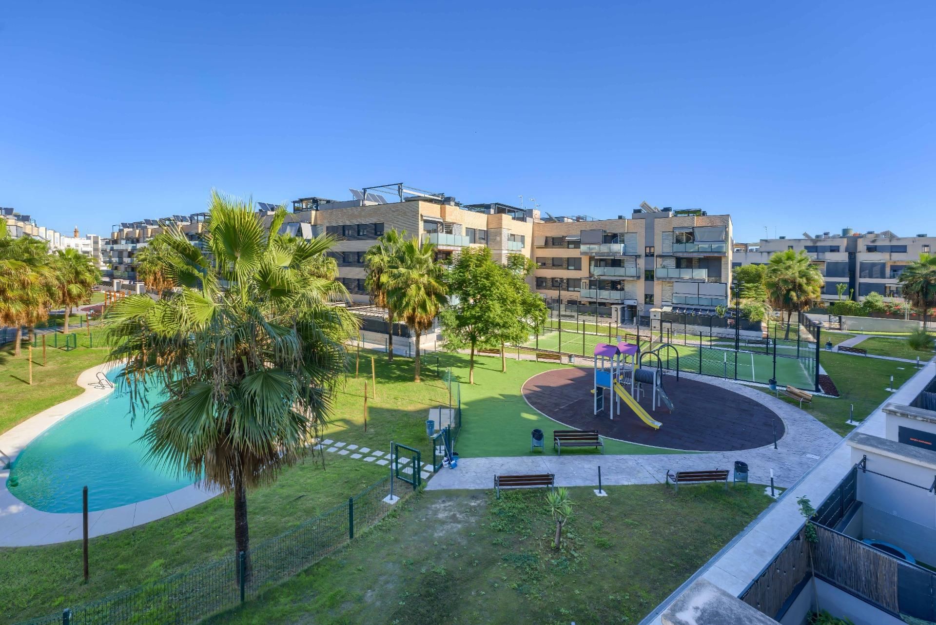 Exterior view of Flat for sale in San Juan de Aznalfarache  with Air Conditioner, Heating and Private garden