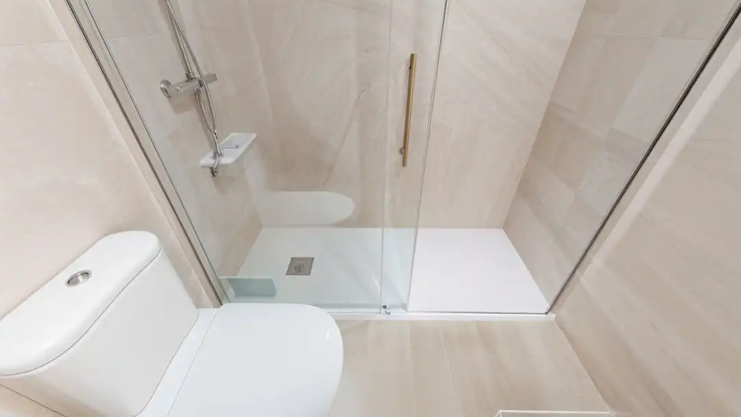 Bathroom of Flat for rent in Madrid  with Air Conditioner, Heating and Private garden