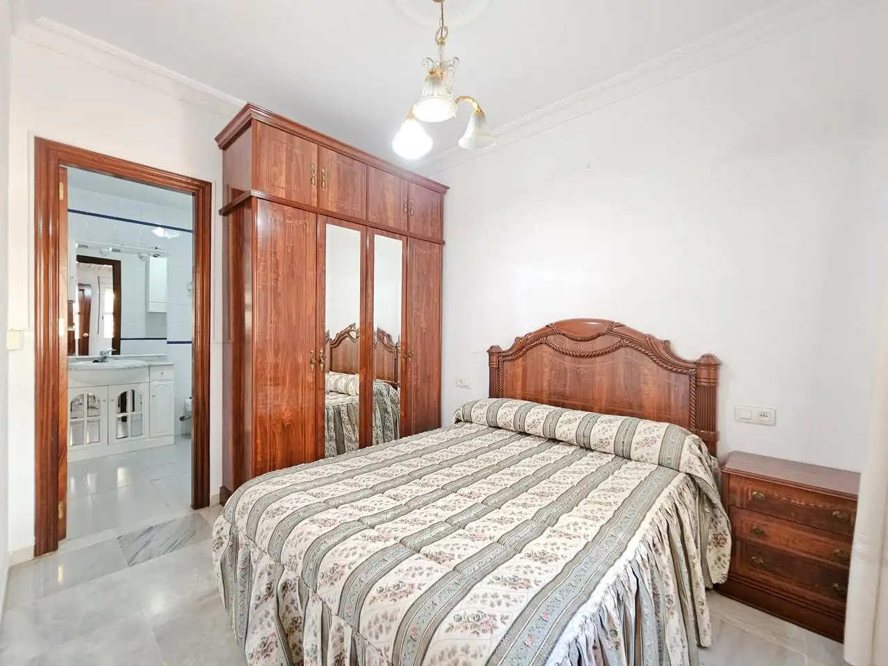 Dormitori de Apartament de lloguer en Alcalá de Guadaira amb Aire condicionat i Moblat