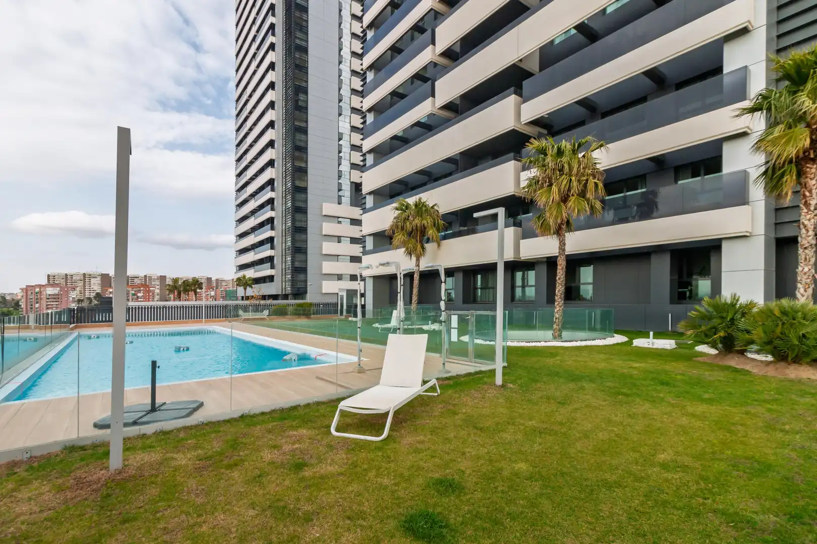 Piscina de Apartamento en venta en Madrid con Calefacción, Jardín privado y Piscina comunitaria