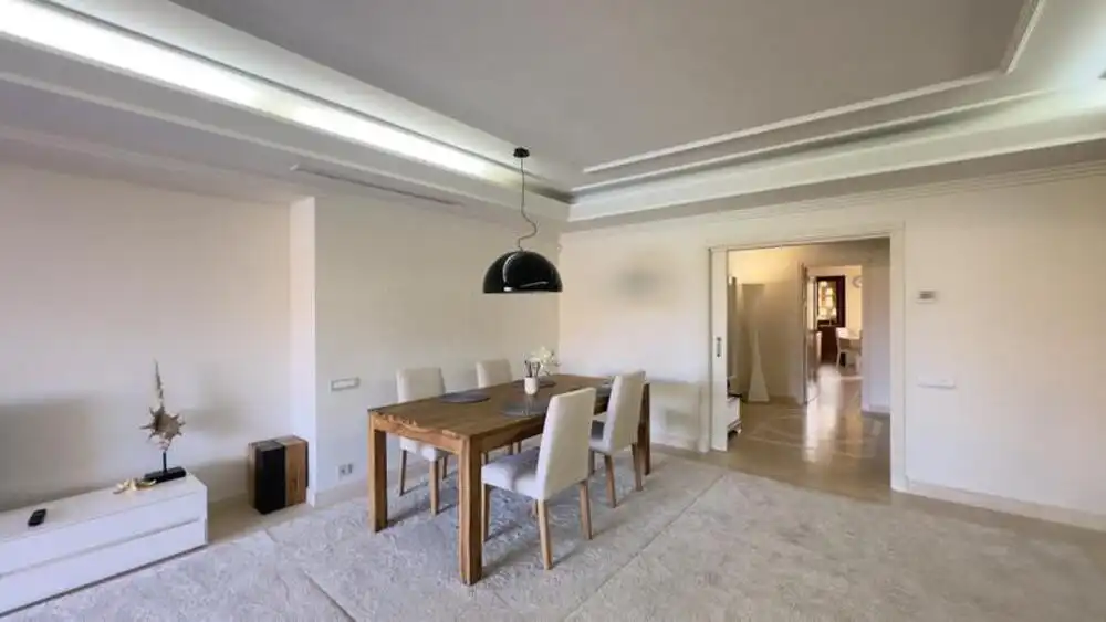 Menjador de Apartament de lloguer en Estepona amb Aire condicionat, Terrassa i Piscina
