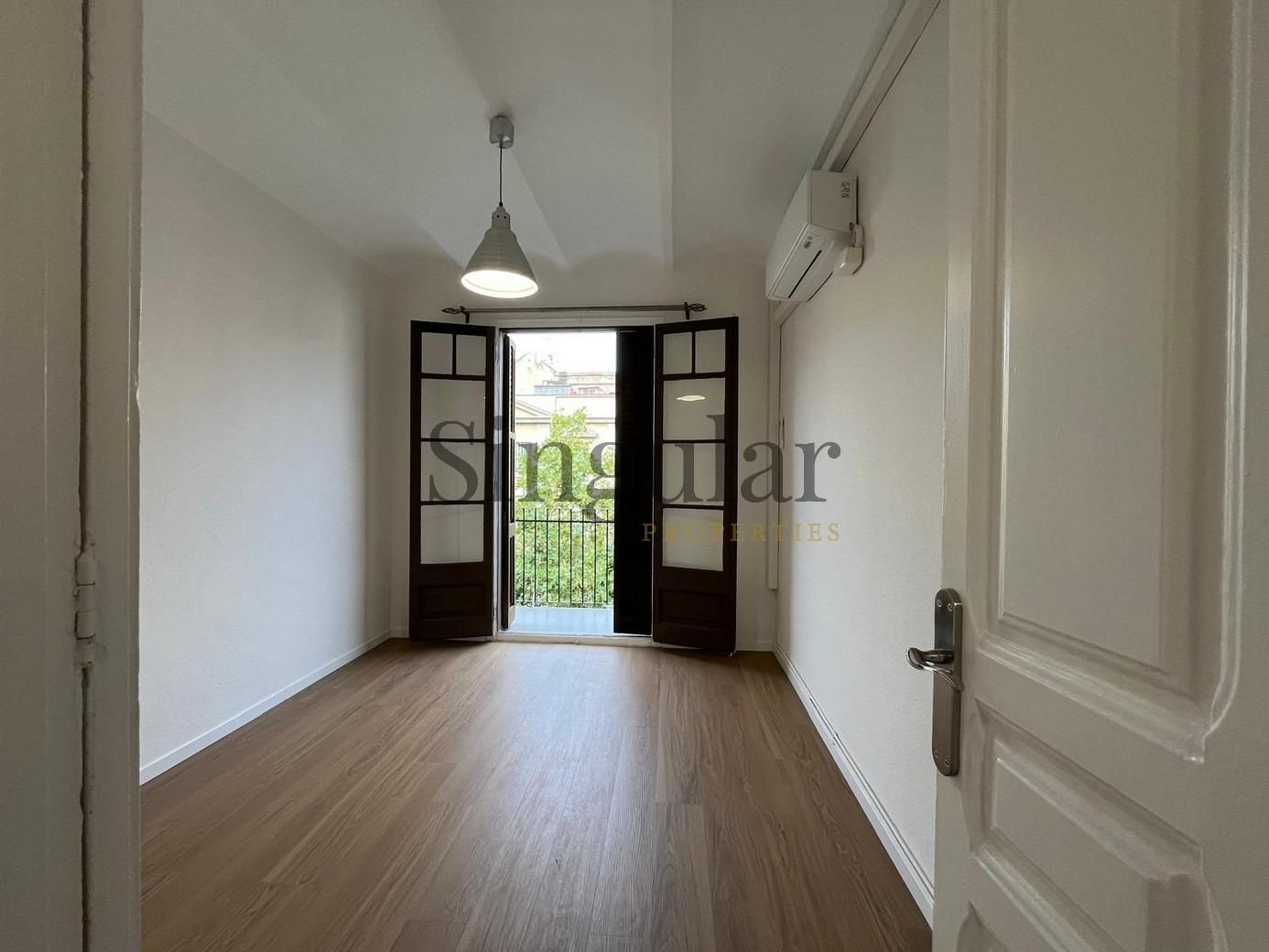 Bedroom of Flat for sale in  Barcelona Capital  with Air Conditioner, Heating and Private garden