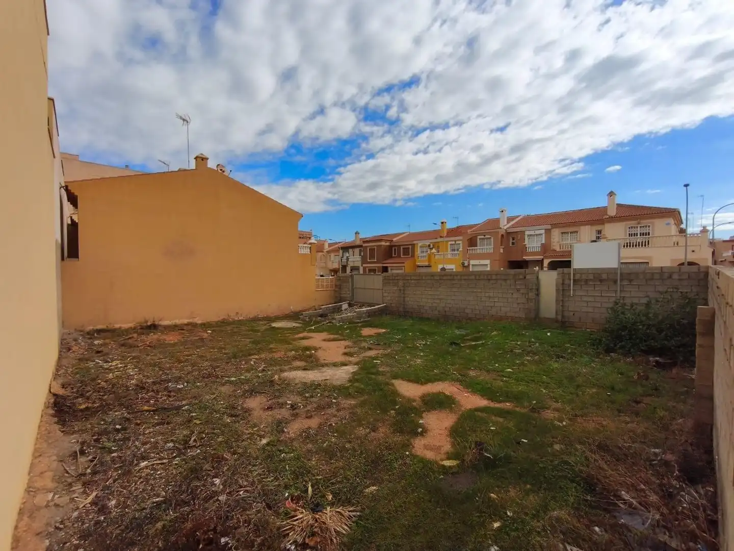 Wohnbaugrundstück zum Verkauf in Avenida de Albuñol 21, imagen 2