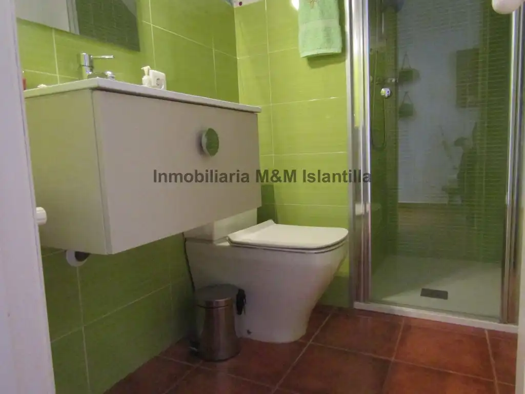 Baño de Casa adosada en venta en Islantilla con Jardín privado, Terraza y Amueblado