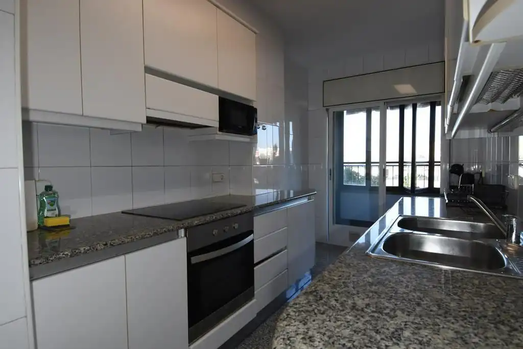 Cuina de Pis de lloguer en Girona amb Aire condicionat, Calefacció i Terrassa