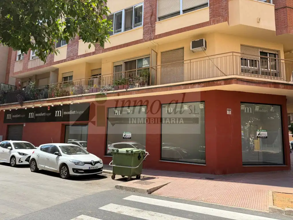 Local comercial de lloguer a Calle Benarabe 10