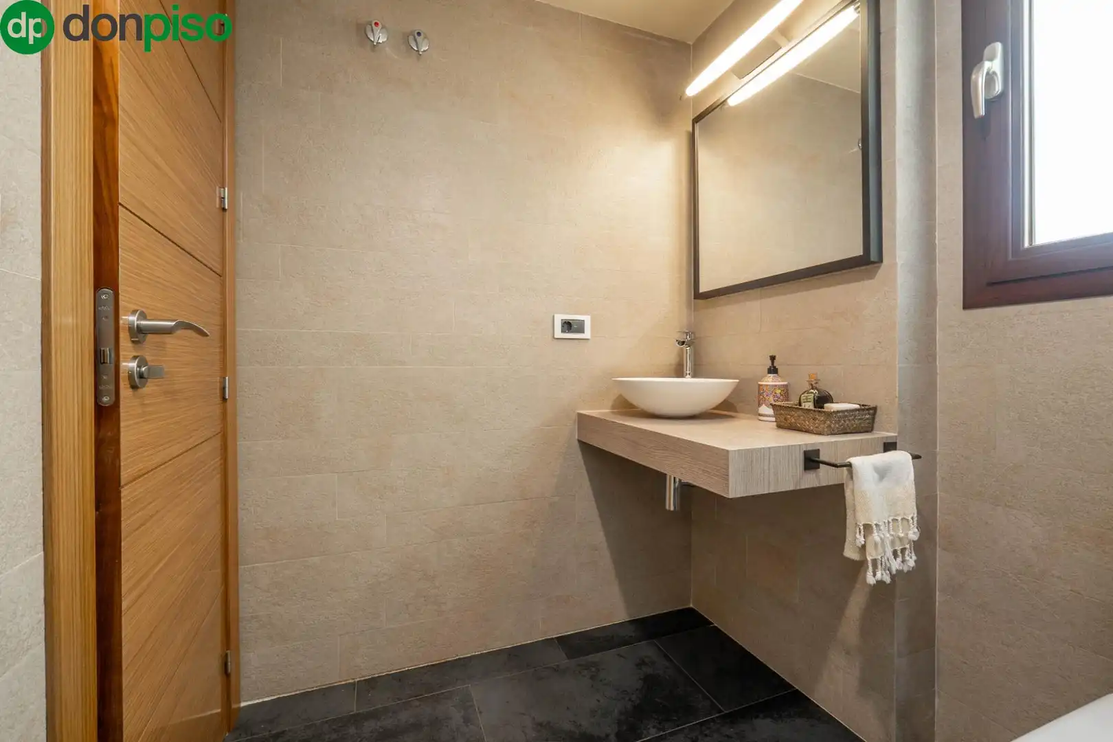 Badezimmer von Einfamilien-Reihenhaus zum Verkauf in Granada mit Klimaanlage und Terrasse