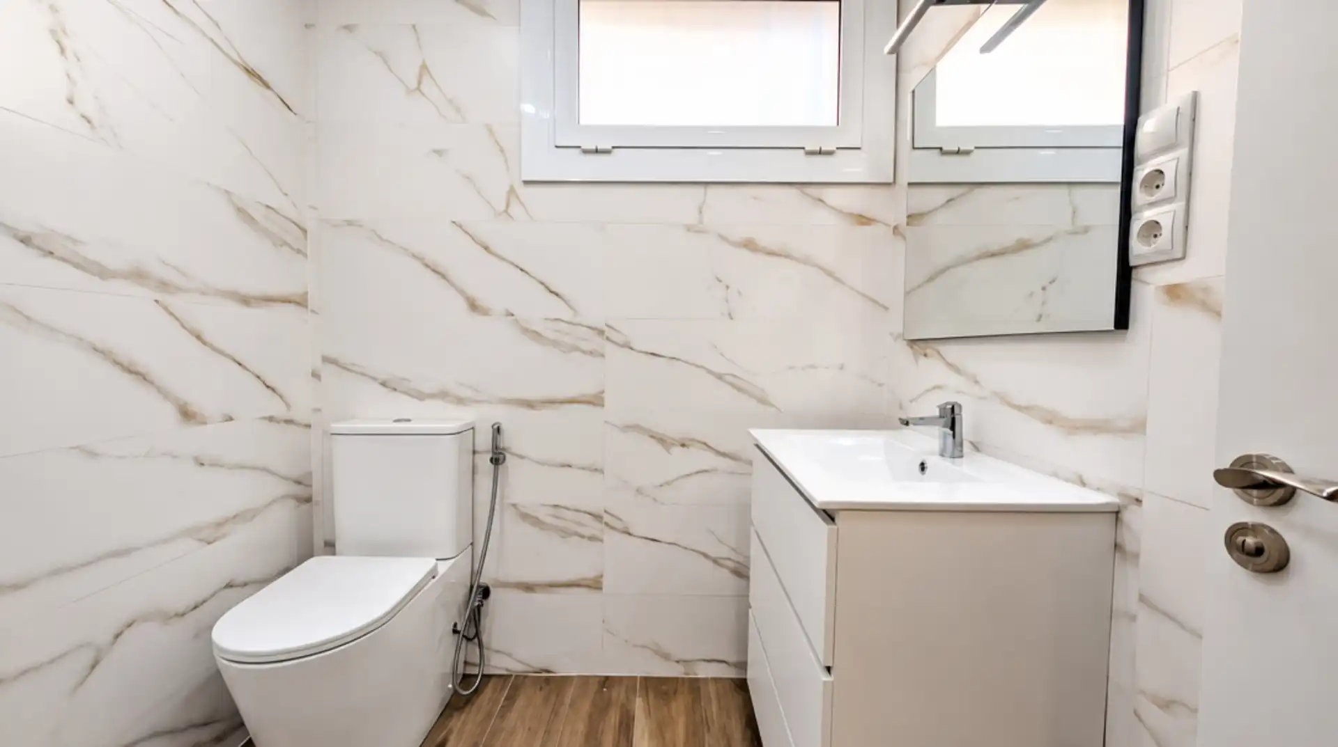 Badezimmer von Wohnung zum Verkauf in Barcelona mit Ofen und Alarm