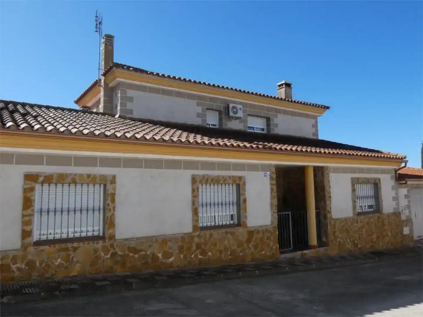 Vista exterior de Casa o xalet en venda en Aldea del Cano amb Aire condicionat, Jardí privat i Traster