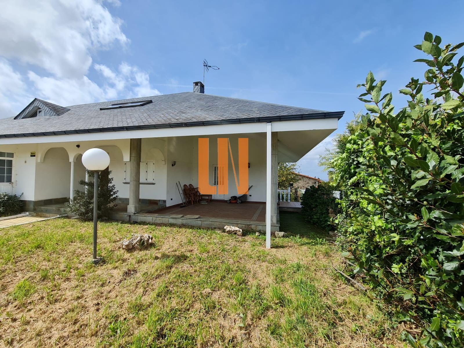 Vista exterior de Casa o xalet en venda en Oleiros amb Calefacció, Jardí privat i Parquet