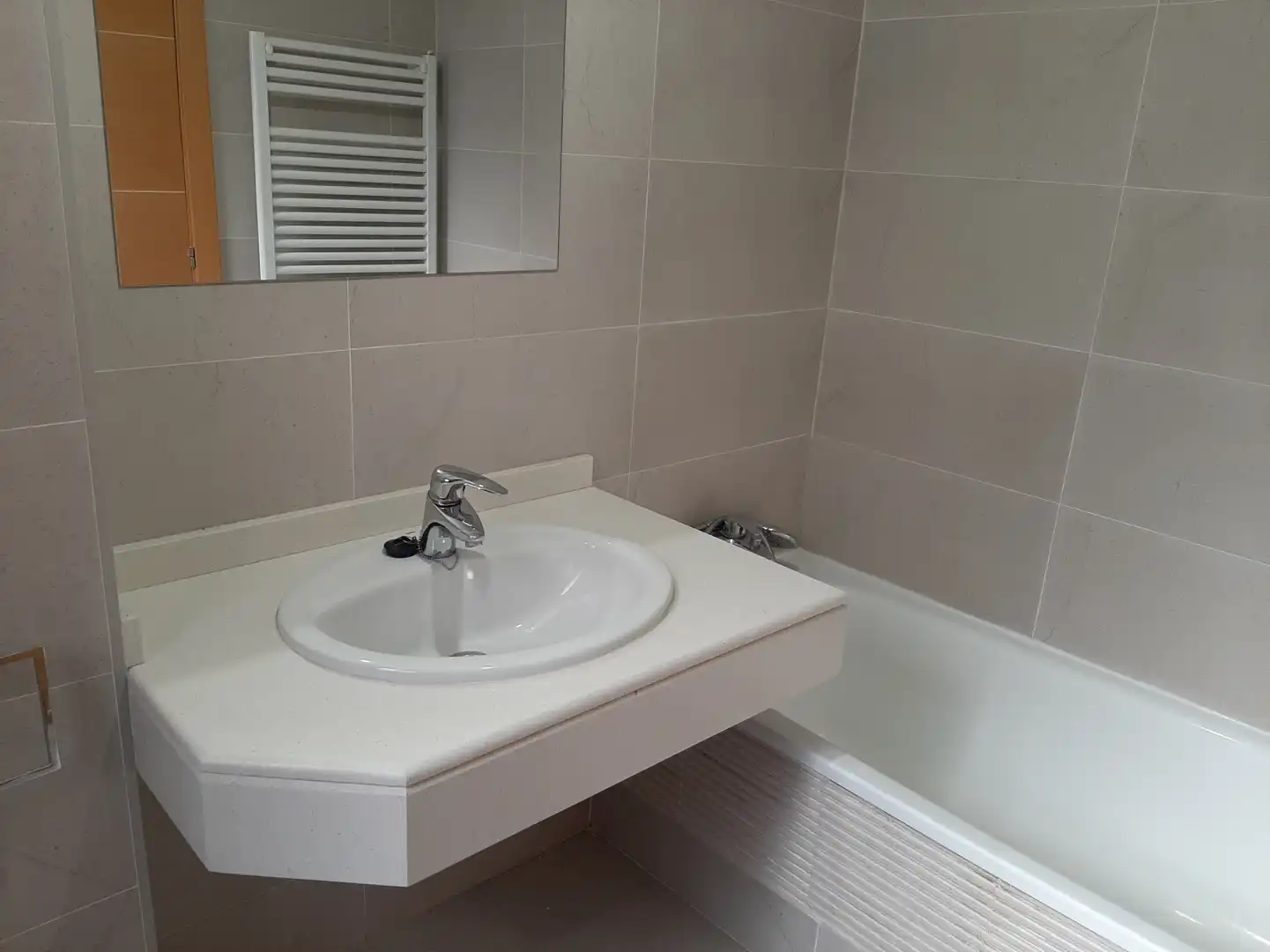 Baño de Piso de alquiler en Alcalá de Henares con Aire acondicionado, Calefacción y Jardín privado