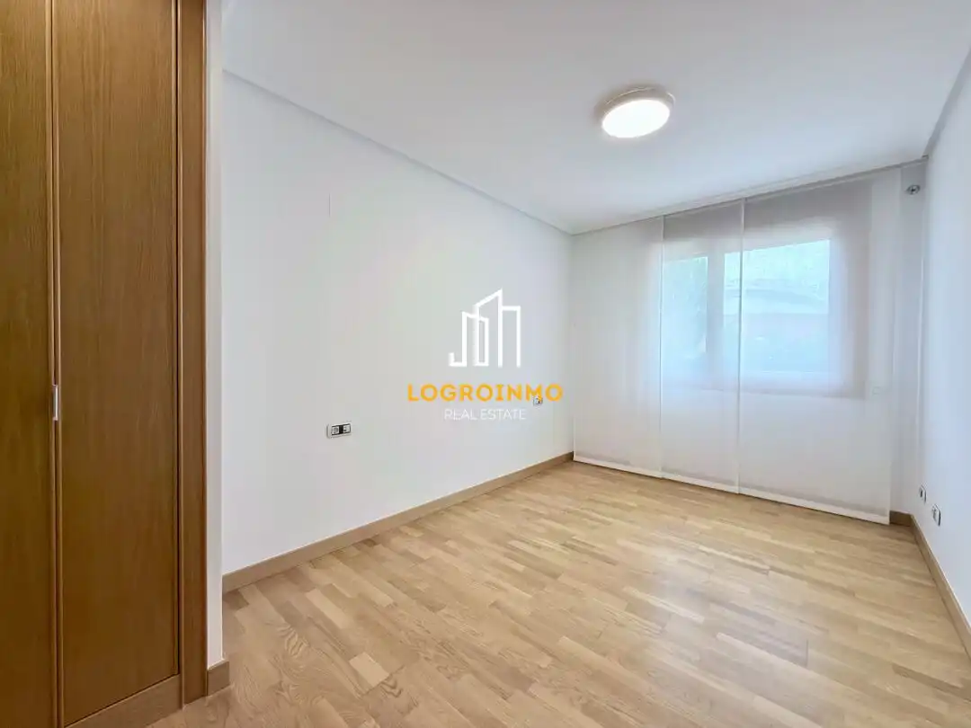 Bedroom of Flat for sale in  Logroño  with Air Conditioner, Heating and Private garden