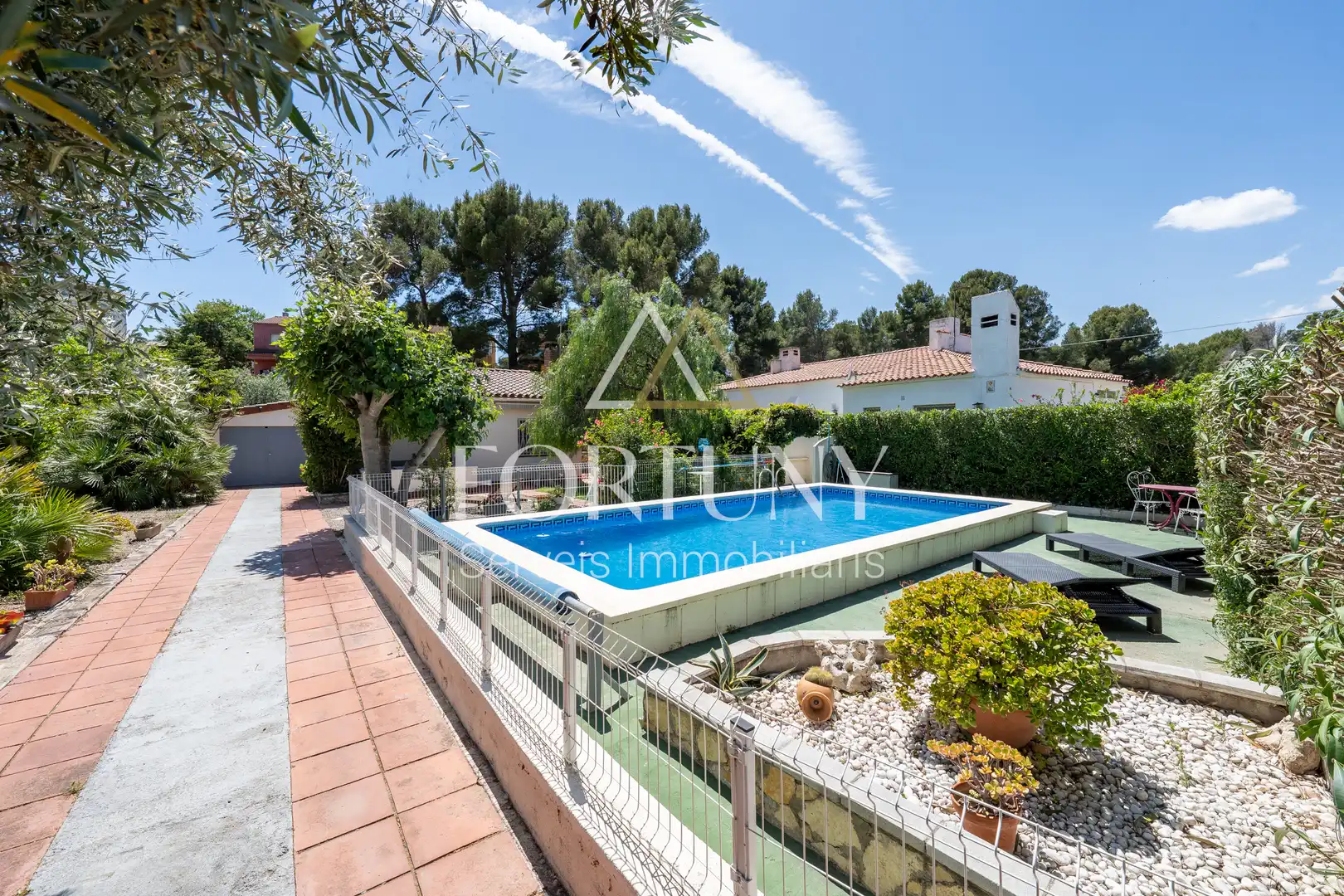 Vista exterior de Casa o xalet en venda en Mont-roig del Camp amb Aire condicionat, Traster i Piscina