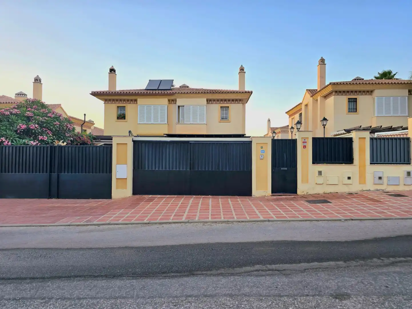 Vista exterior de Casa adosada en venda en Alhaurín de la Torre amb Aire condicionat, Calefacció i Terrassa