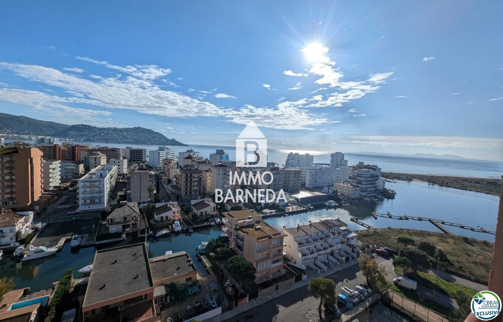 Außenansicht von Wohnung zum Verkauf in Roses mit Terrasse, Schwimmbad und Balkon
