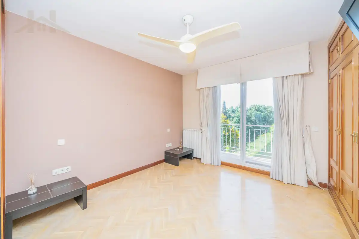 Habitación de Casa adosada en venta en Torrelodones con Aire acondicionado, Calefacción y Jardín privado