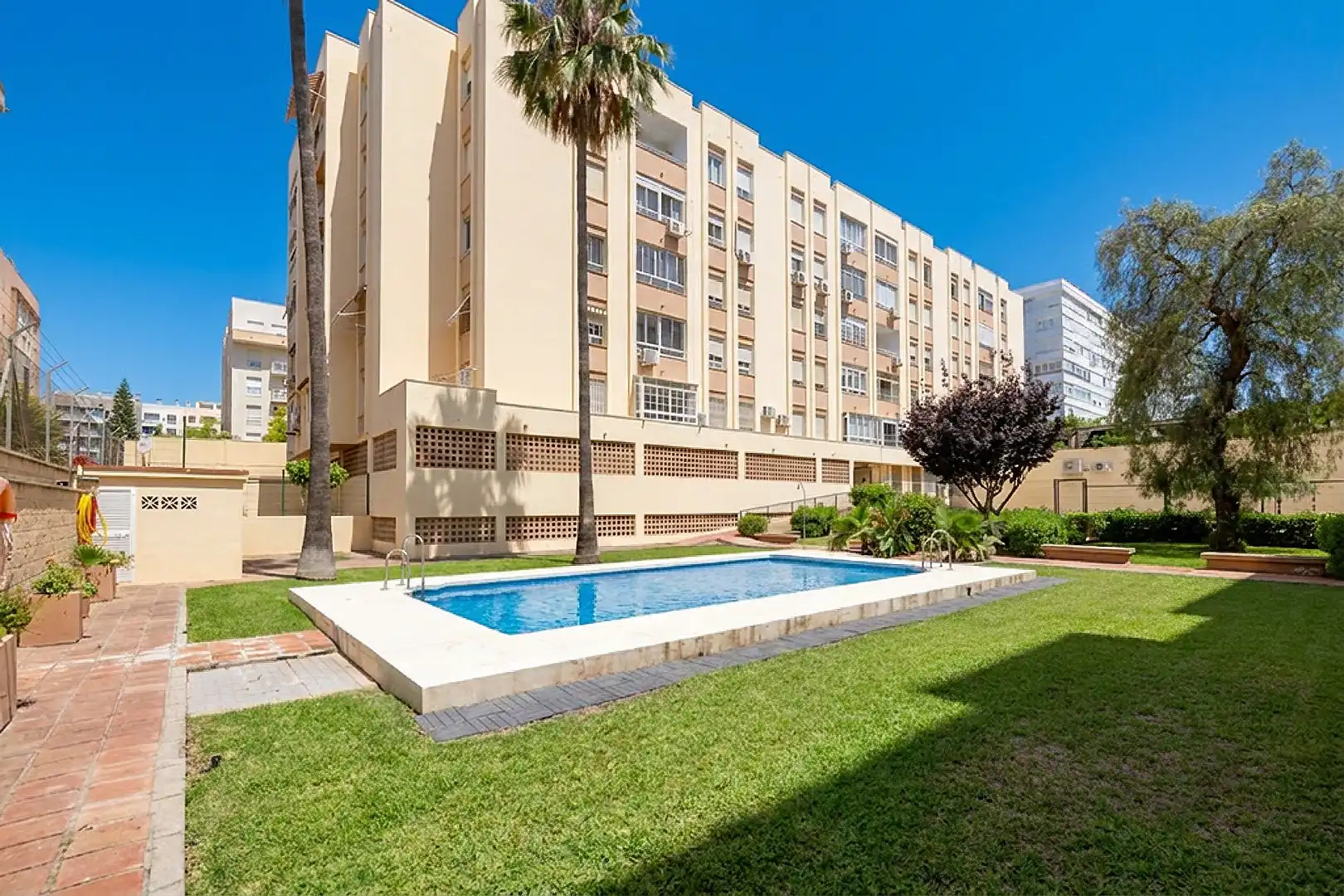 Vista exterior de Piso en venta en Málaga con Amueblado, Balcón y Piscina comunitaria