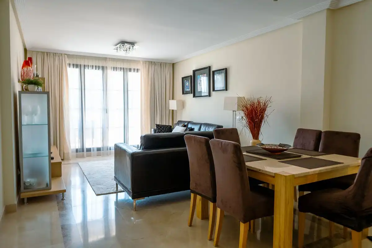 Sala d'estar de Apartament en venda en Benahavís amb Aire condicionat, Terrassa i Alarma