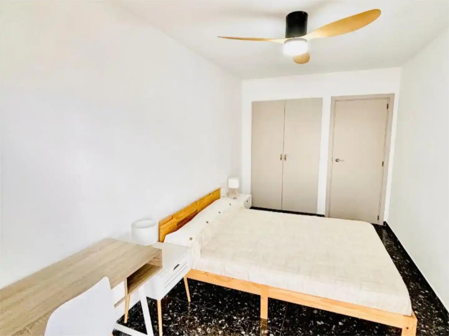 Schlafzimmer von Wohnung zur Miete in  Valencia Capital mit Klimaanlage und Balkon