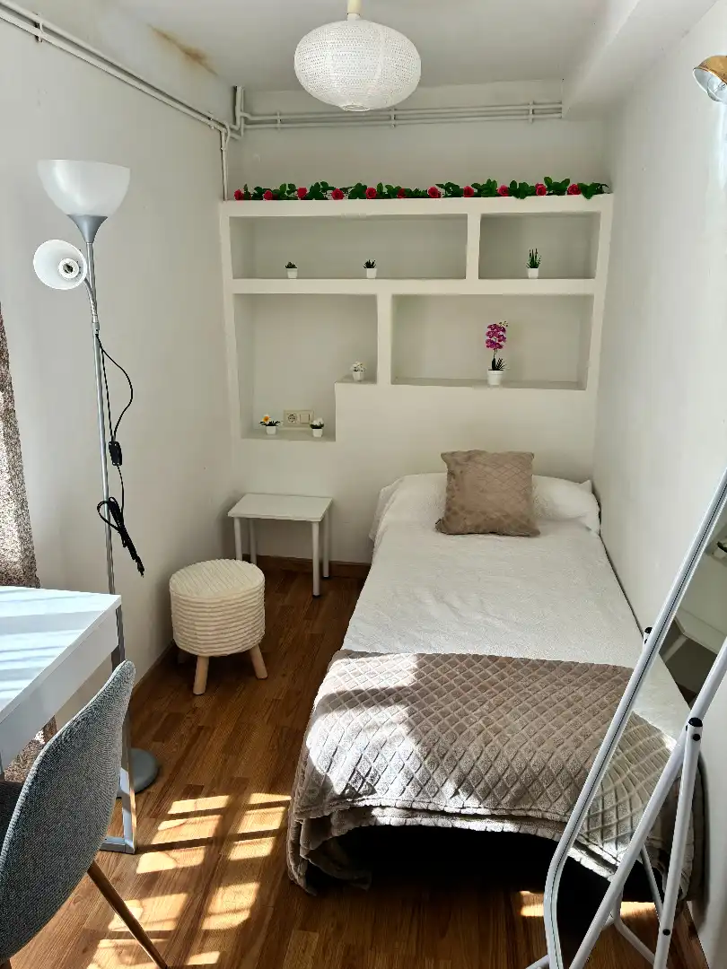Dormitori de Dúplex per a compartir en Santiago de Compostela  amb Calefacció, Parquet i Moblat