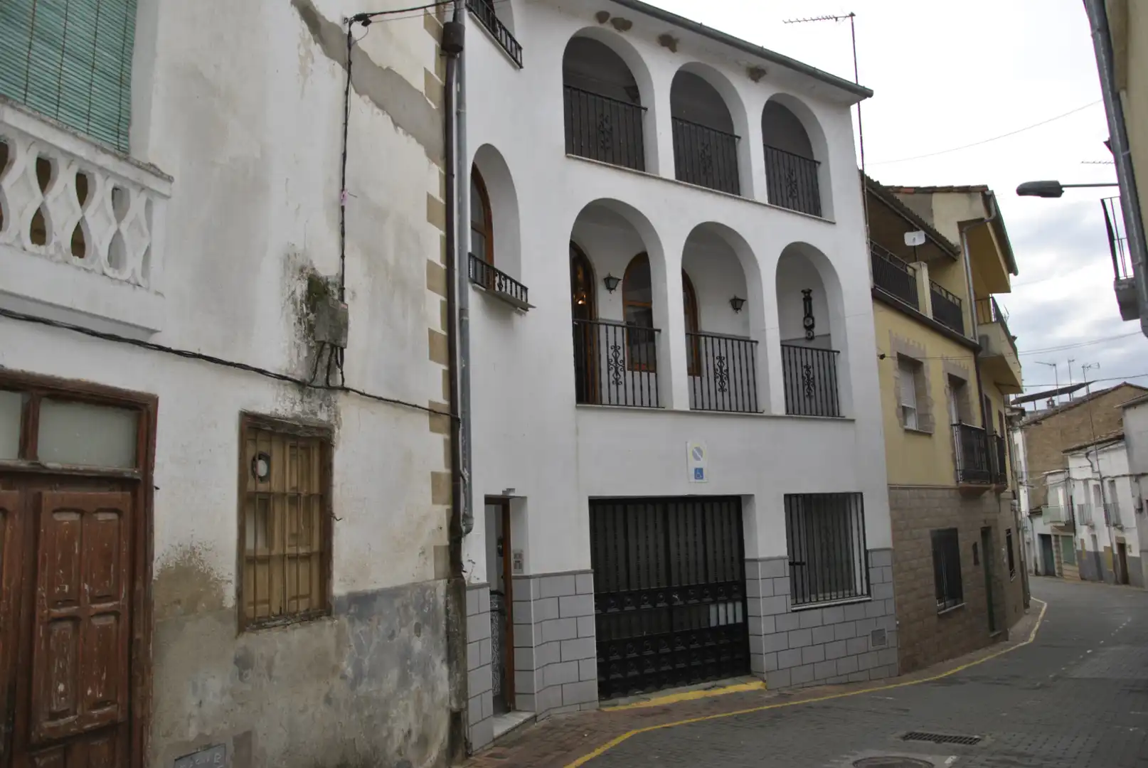 Vista exterior de Casa adosada en venda en Ahigal amb Calefacció, Terrassa i Traster