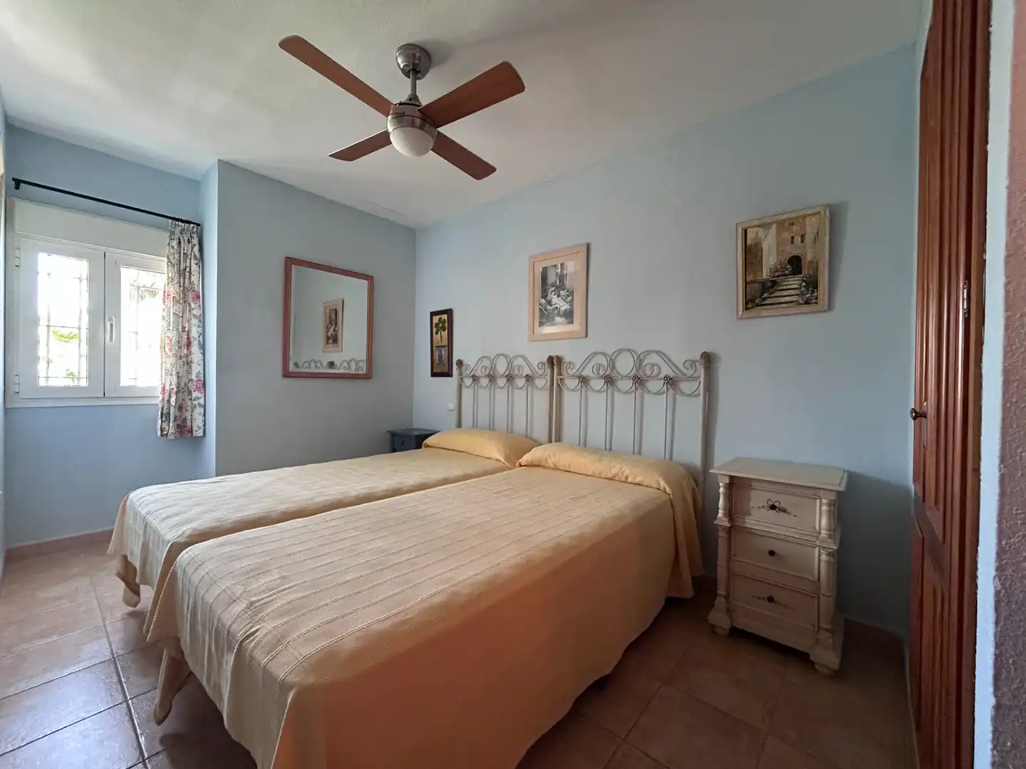 Habitación de Casa adosada en venta en Casares con Terraza, Amueblado y Alarma