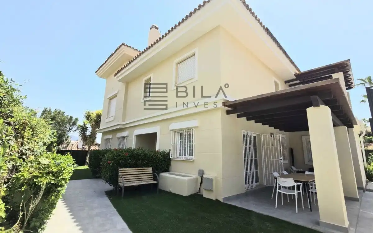 Vista exterior de Casa o chalet en venta en Mijas con Aire acondicionado, Terraza y Piscina