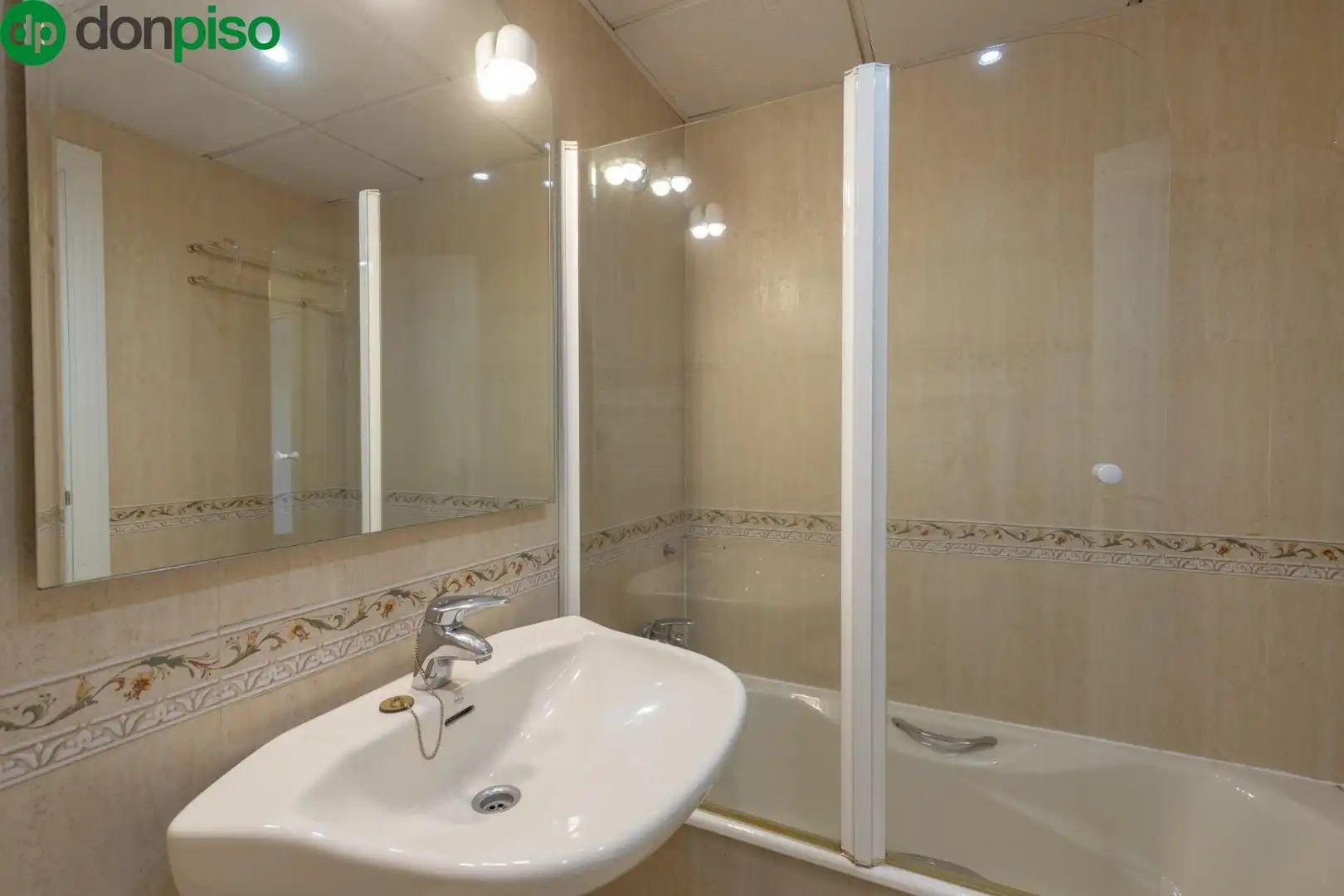 Badezimmer von Einfamilien-Reihenhaus zum Verkauf in Granada mit Klimaanlage, Heizung und Terrasse
