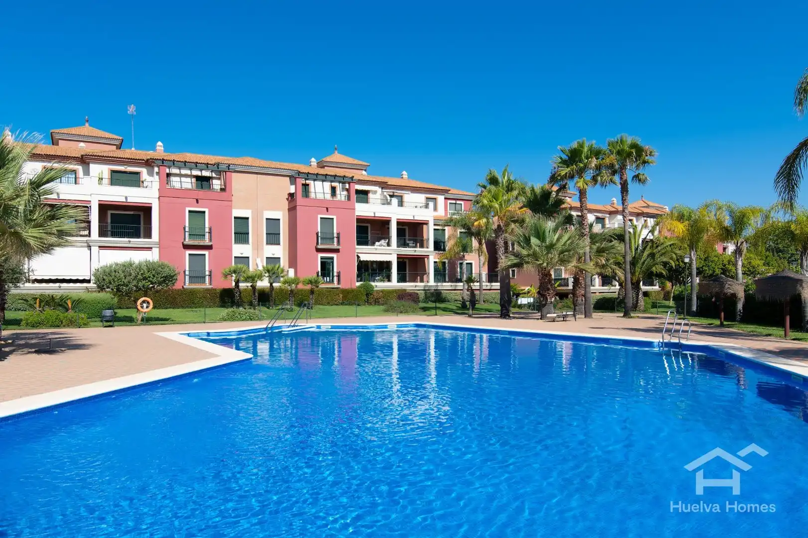 Piscina de Apartament en venda en Ayamonte amb Aire condicionat, Calefacció i Jardí privat