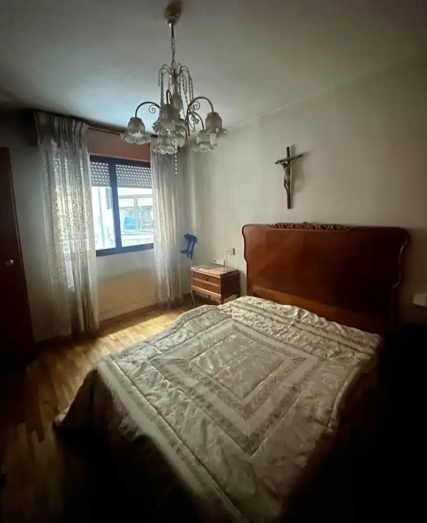 Dormitori de Pis en venda en León Capital  amb Calefacció, Parquet i Terrassa