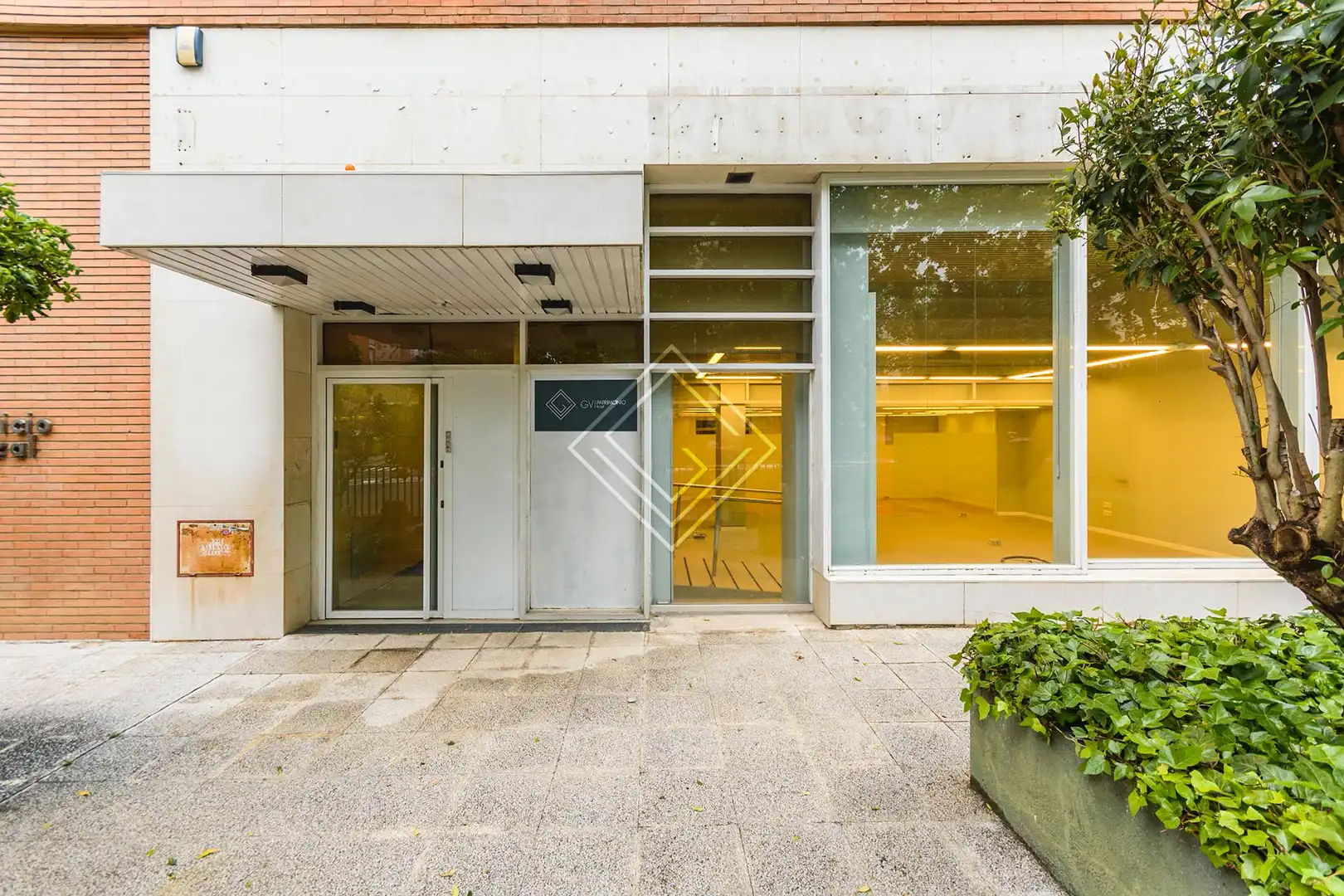Vista exterior de Local en venda en Madrid amb Aire condicionat, Calefacció i Alarma