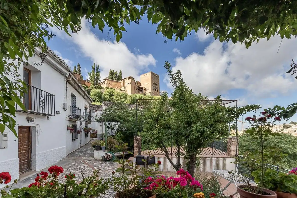 Vista exterior de Casa o xalet en venda en Granada amb Terrassa i Balcó