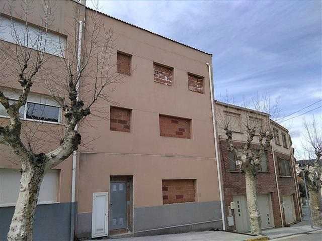 Vista exterior de Edifici en venda en La Llacuna