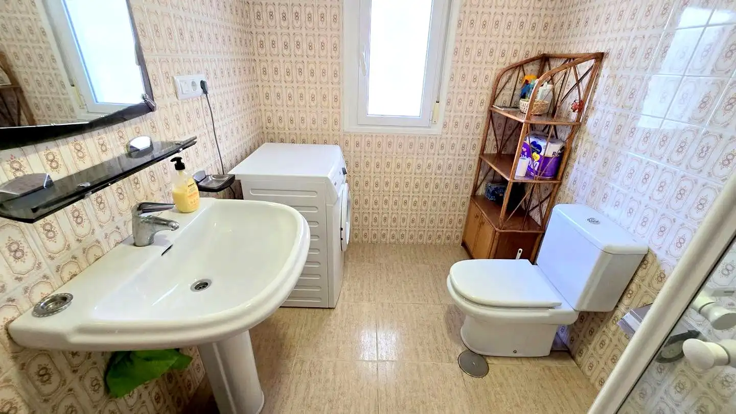 Badezimmer von Wohnungen zum Verkauf in Gandia mit Klimaanlage, Terrasse und Möbliert