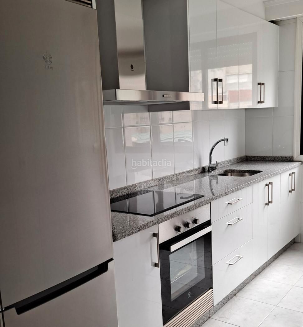 Cuina de Pis de lloguer en Ourense Capital  amb Calefacció, Forn i Rentadora