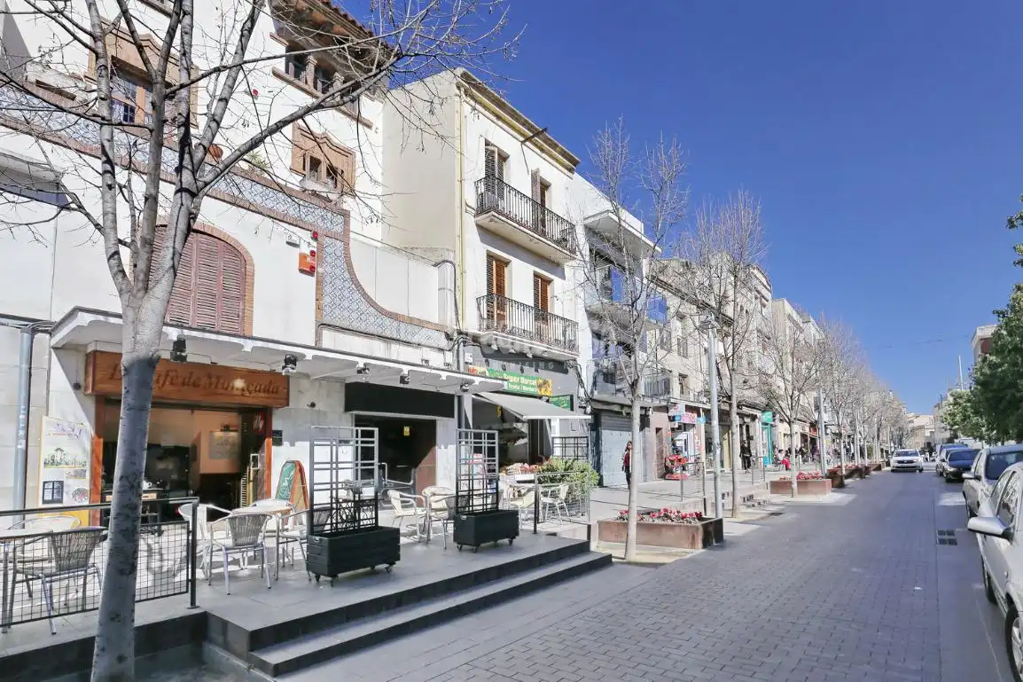 Vista exterior de Casa adosada en venda en Montcada i Reixac amb Balcó