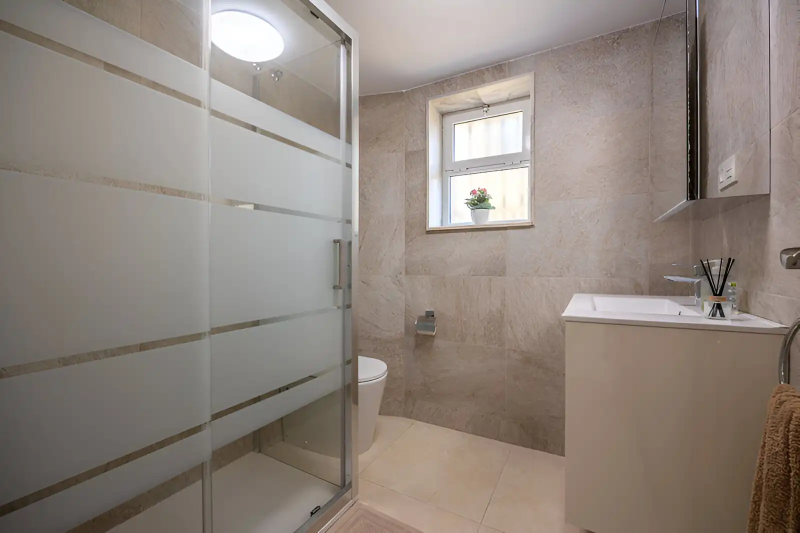 Badezimmer von Erdgeschoss zum Verkauf in Mijas mit Klimaanlage, Terrasse und Schwimmbad