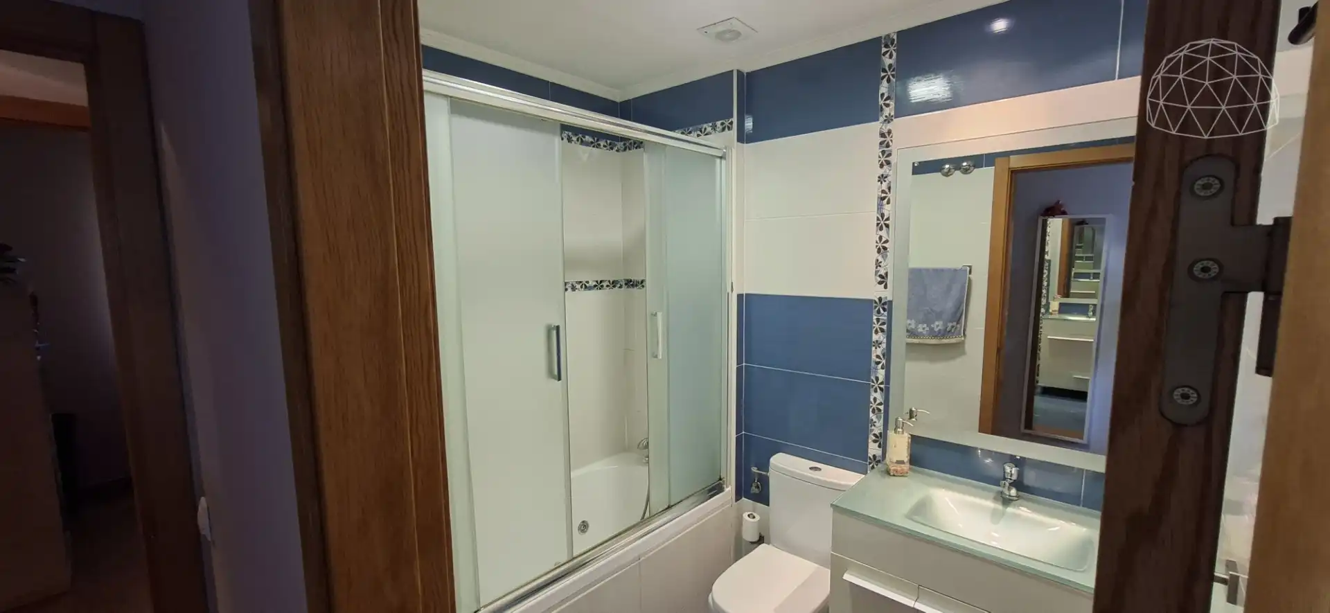 Bathroom of Flat for sale in Sevilla  with Air Conditioner, Storage room and Furnished