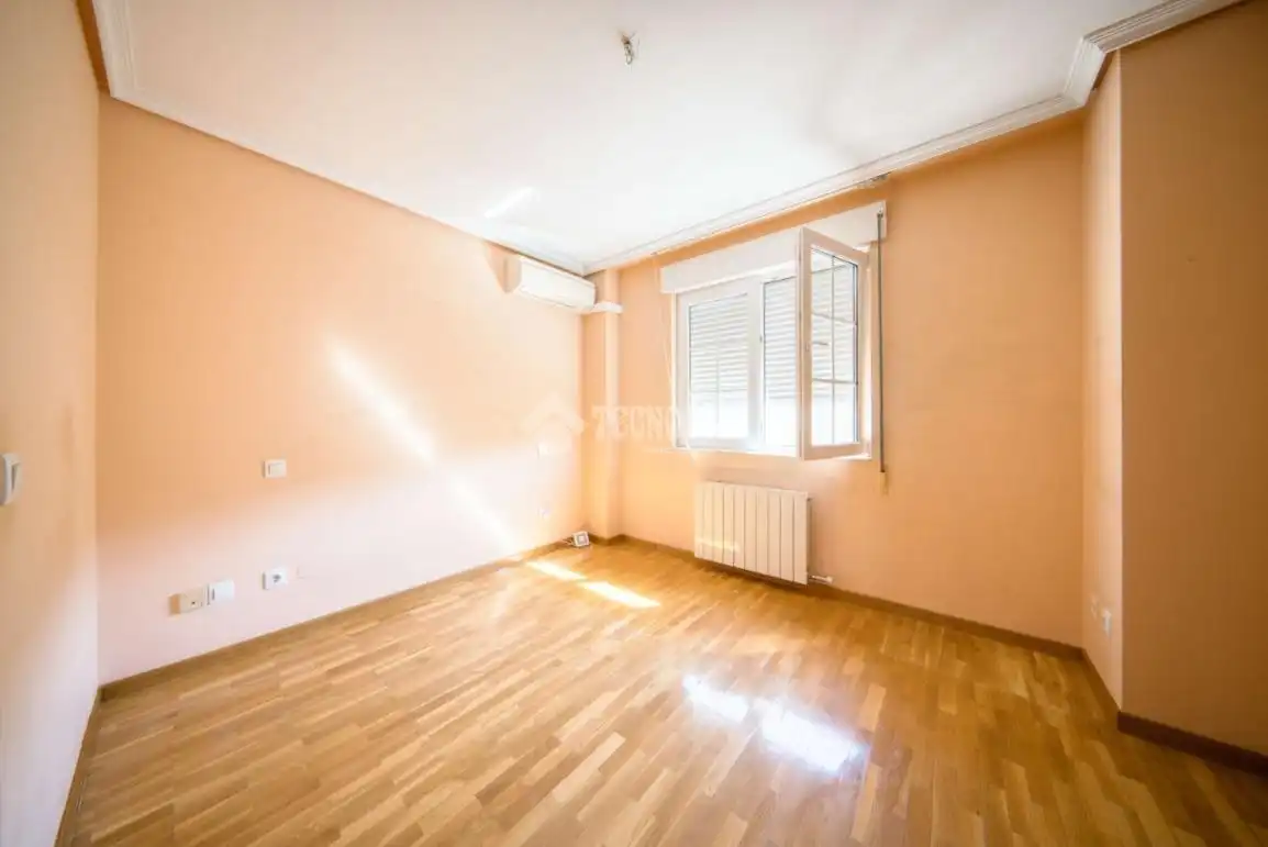 Dormitori de Casa adosada en venda en Laguna de Duero amb Calefacció, Parquet i Balcó