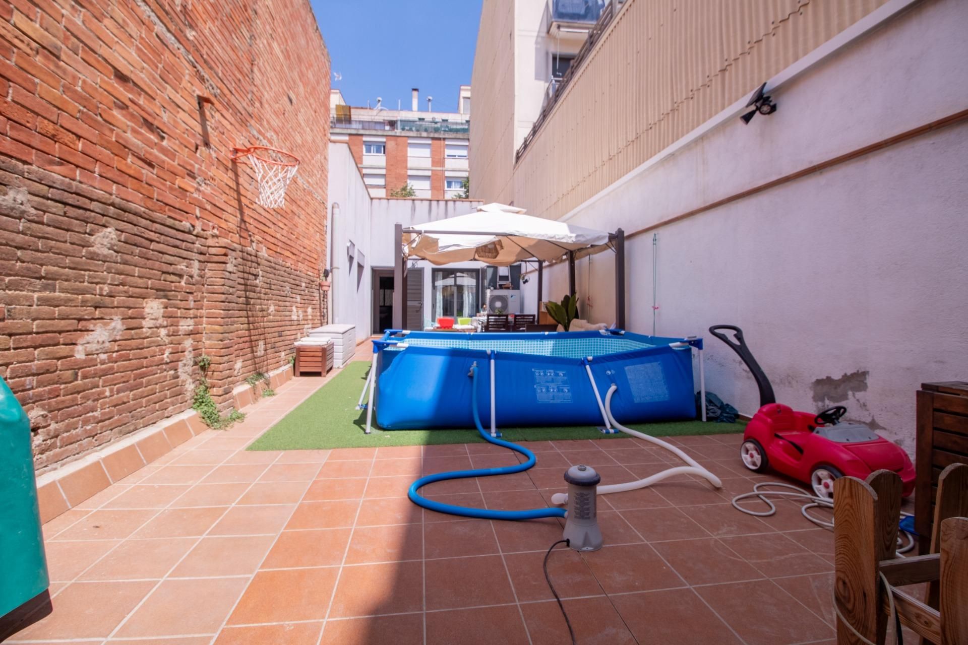 Piscina de Casa o xalet en venda en Cerdanyola del Vallès amb Calefacció i Jardí privat