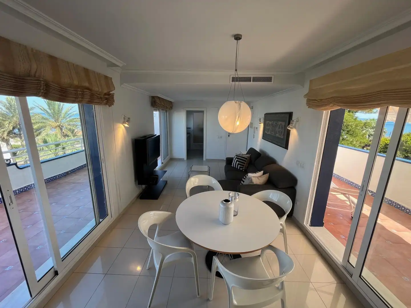 Sala d'estar de Àtic de lloguer en Dénia amb Aire condicionat, Calefacció i Jardí privat