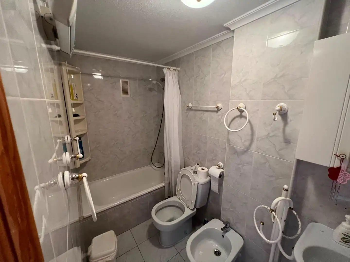 Badezimmer von Wohnungen zur Miete in Torrevieja mit Terrasse