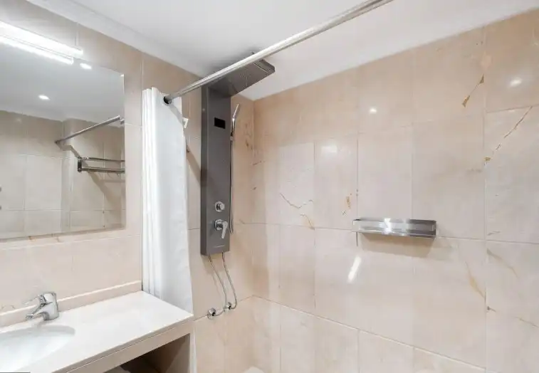 Bany de Apartament en venda en Marbella amb Aire condicionat, Calefacció i Jardí privat